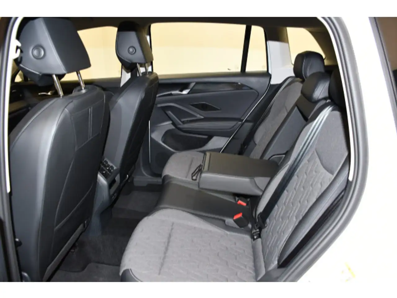 Volkswagen Tiguan 1.5 eTSI DSG Life LED+/PDC/ACC/RearView — Vehicle gallery 10