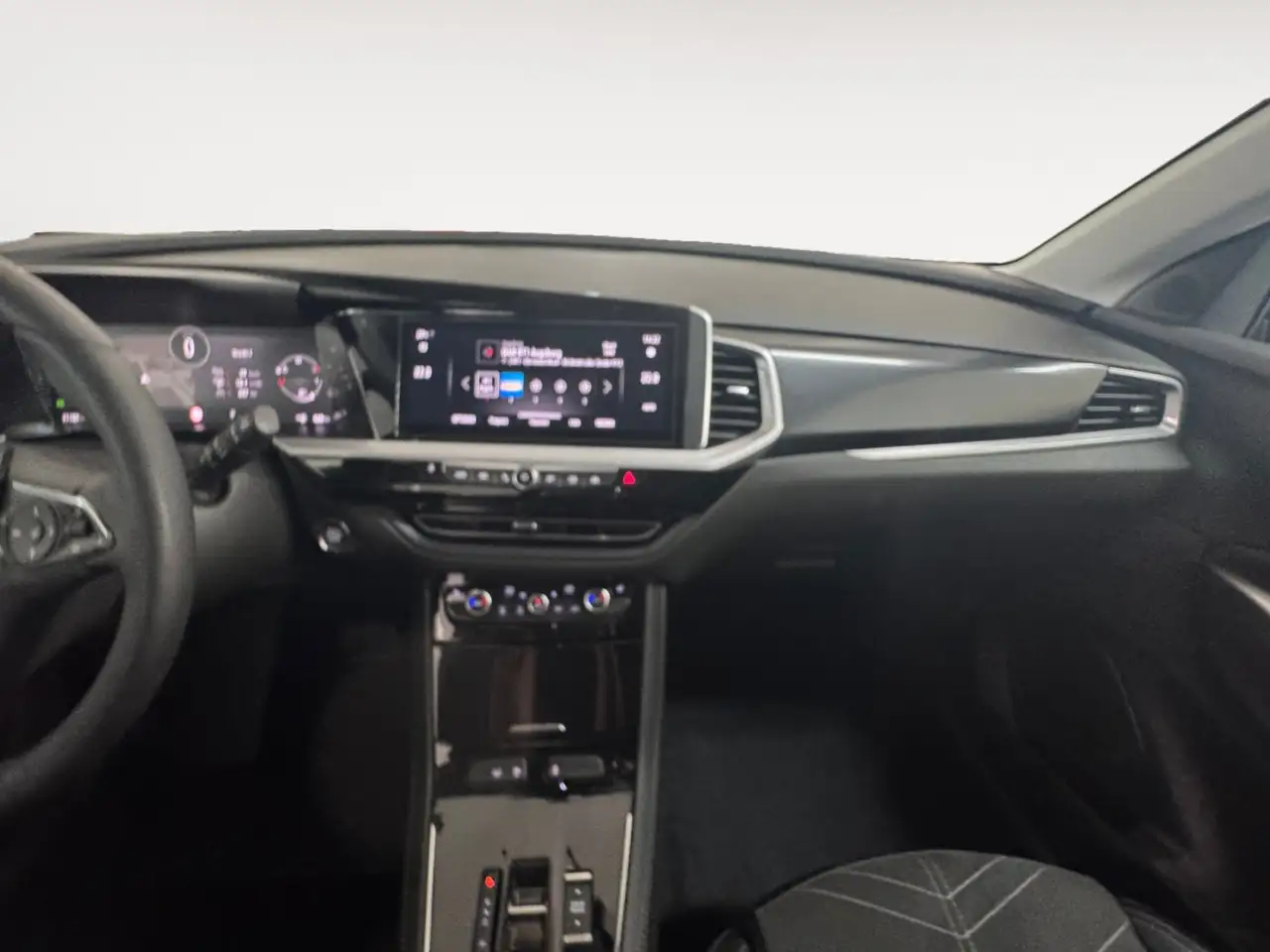 Opel Grandland 1.2 Ultimate Navi + AHK + Sitzheizung — Vehicle gallery 13
