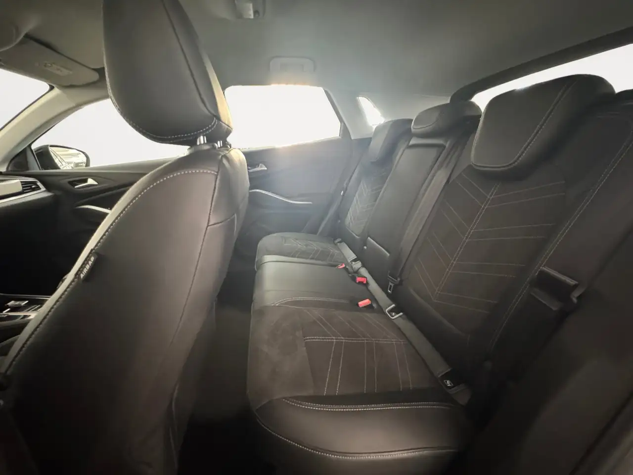 Opel Grandland 1.2 Ultimate Navi + AHK + Sitzheizung — Vehicle gallery 15