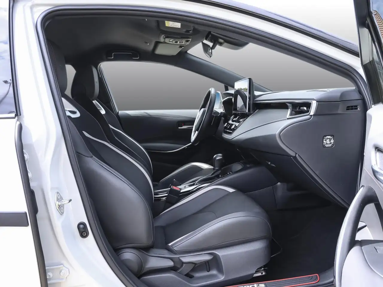 Toyota Corolla 2.0 GR Sport NAVI SHZ PDC KLIMA LM BT — Vehicle gallery 3