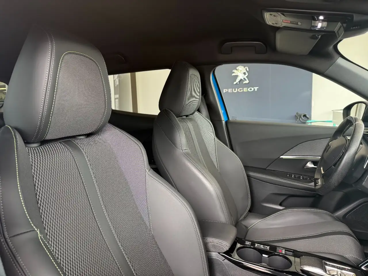 Peugeot 2008 1.2 PureTech 130 GT Abstandstempomat*DAB — Vehicle gallery 12