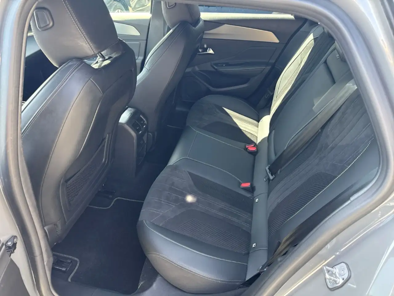 Peugeot 308 SW GT 1.2 PT 130*360°Kamera*SHZ*CARPLAY*PANO* — Galería del vehículo 9