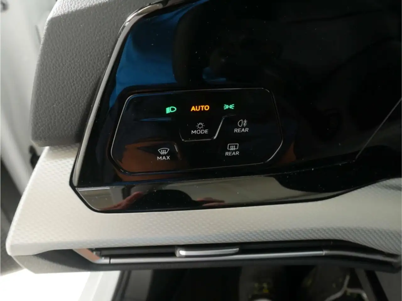 Volkswagen Golf 1.0 eTSI Move DSG App-Connect/SH/Klima — Galería del vehículo 21