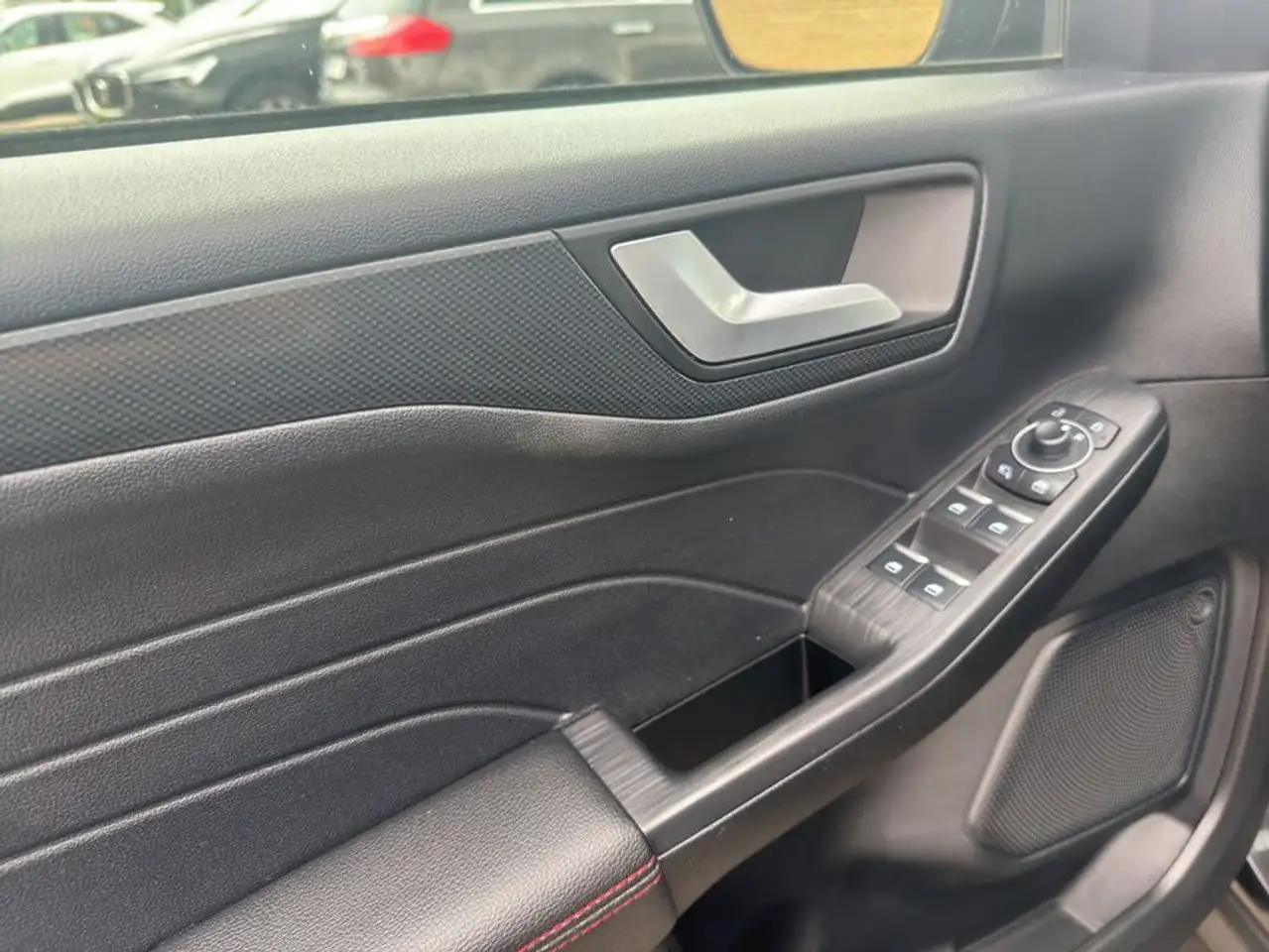 Ford Kuga 1.5 EcoBoost ST-LINE X — Galería del vehículo 12