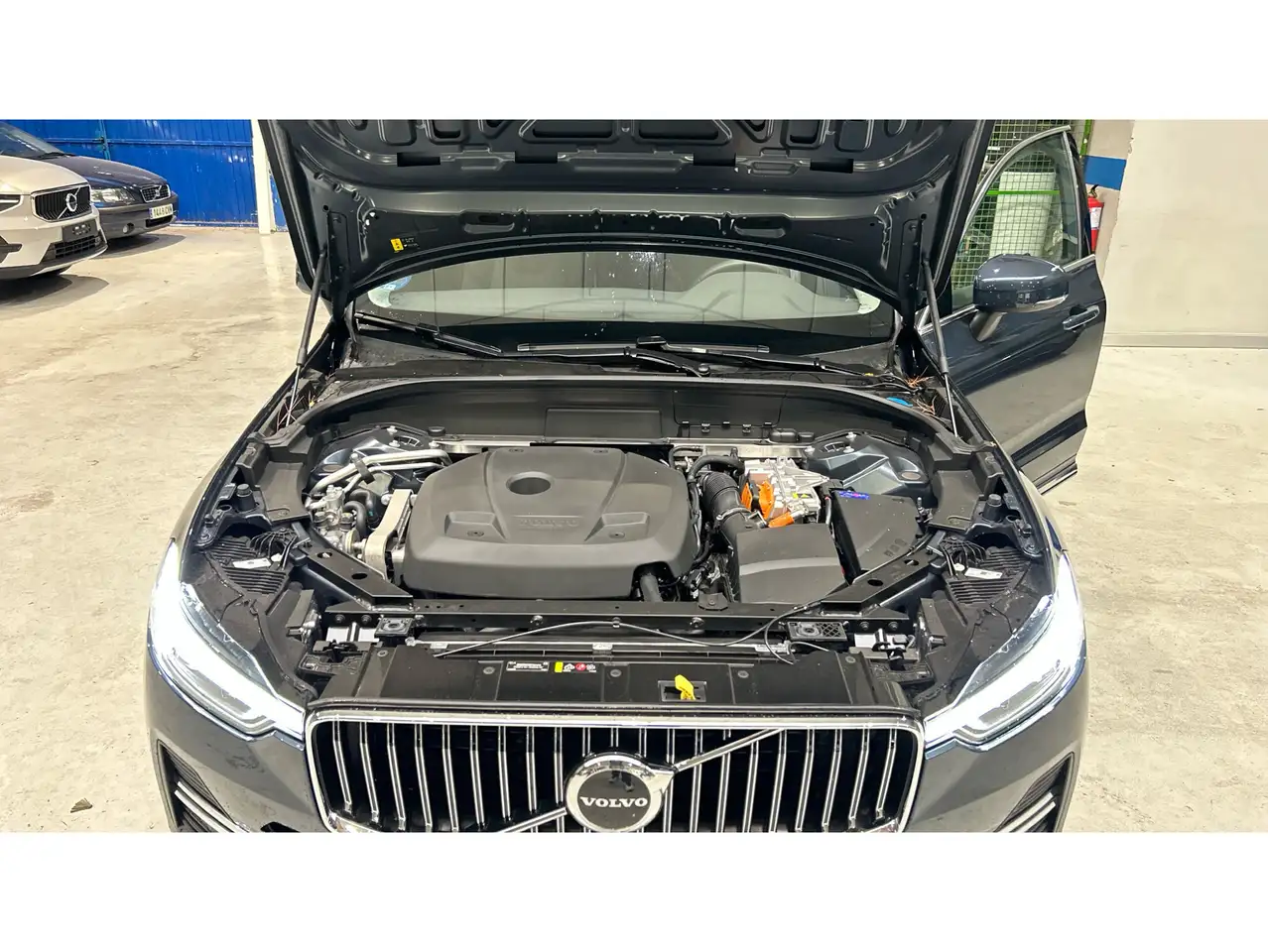 Volvo XC60 T6 Recharge Core — معرض صور السيارة 40