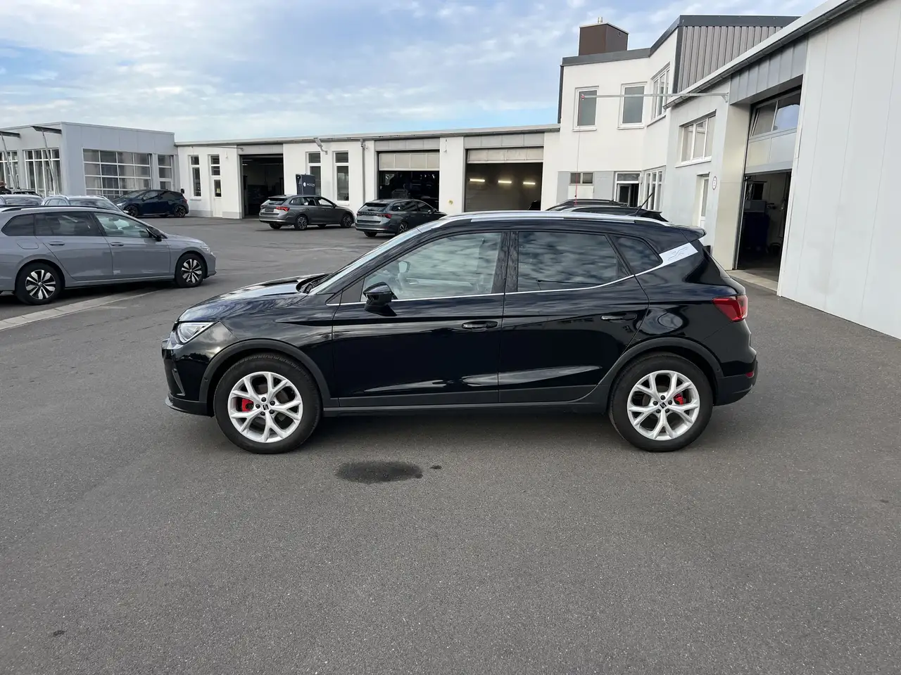 SEAT Arona 1.0 TSI DSG FR 119€ m.20% Anz. Navi ACC SHZ RFK — معرض صور السيارة 3