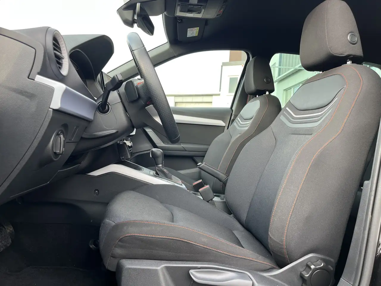 SEAT Arona 1.0 TSI DSG FR 119€ m.20% Anz. Navi ACC SHZ RFK — معرض صور السيارة 13