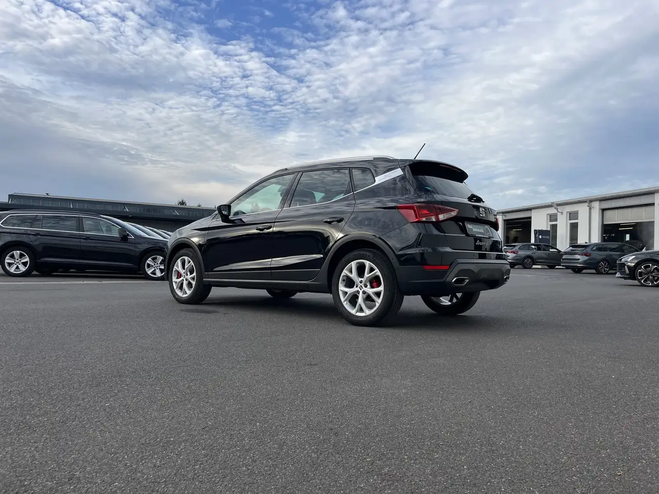 SEAT Arona 1.0 TSI DSG FR 119€ m.20% Anz. Navi ACC SHZ RFK — معرض صور السيارة 10