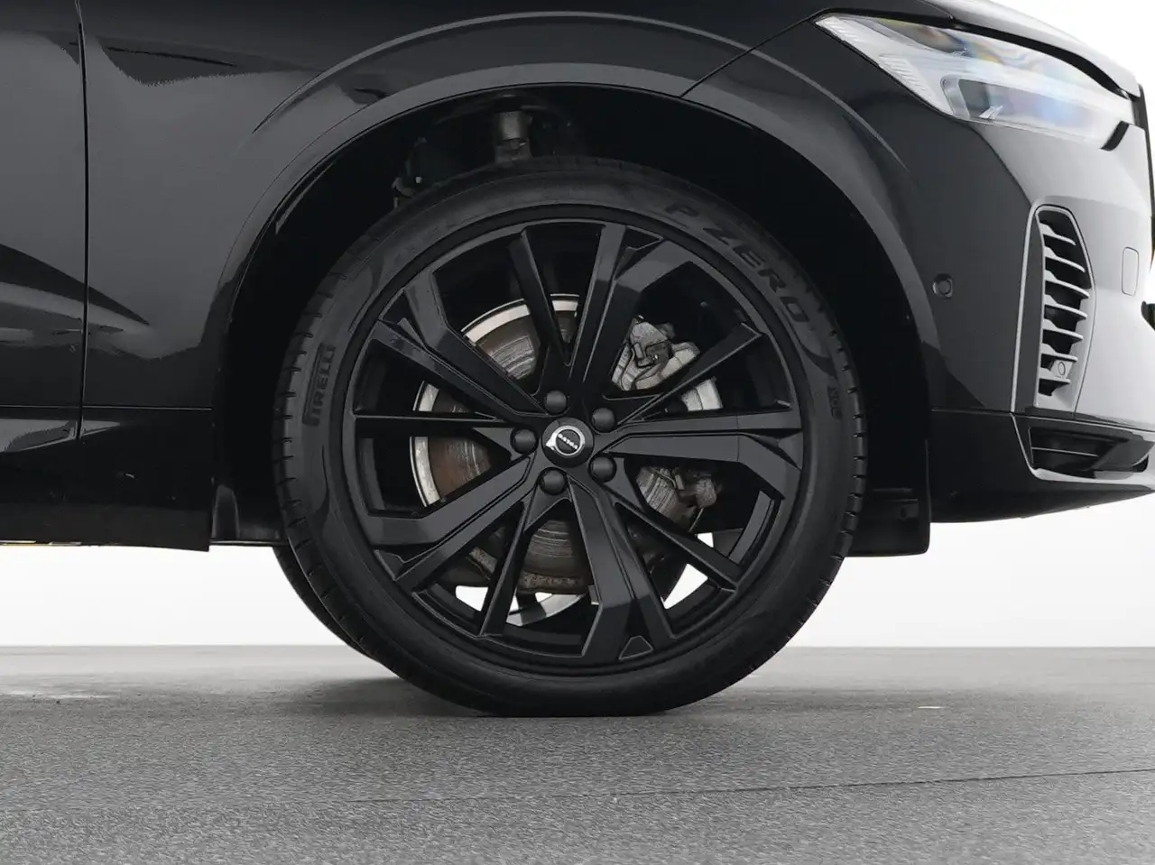 Volvo XC60 T8 AWD Plug-in Hybrid Plus Black Edition — Vehicle gallery 21