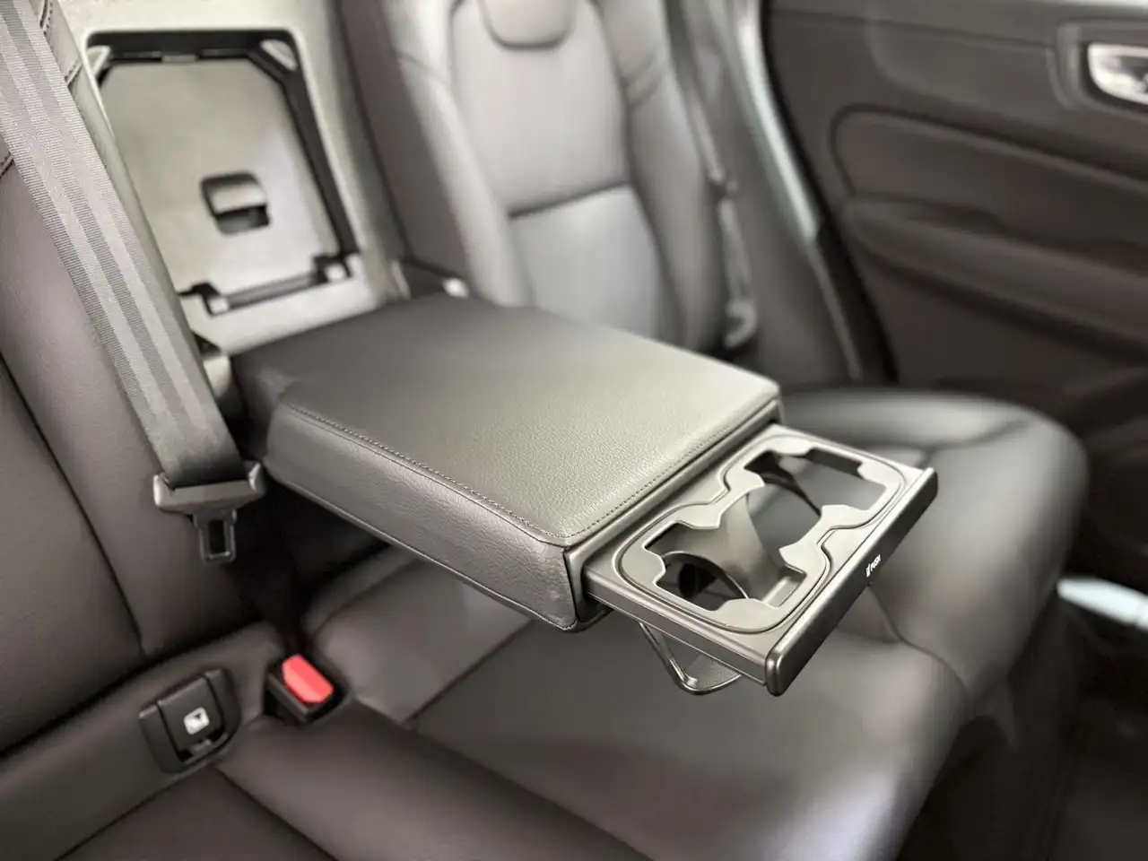 Volvo XC60 B5 Allrad 1.Hand|AHK|Kamera|LED|Garantie — Galería del vehículo 13