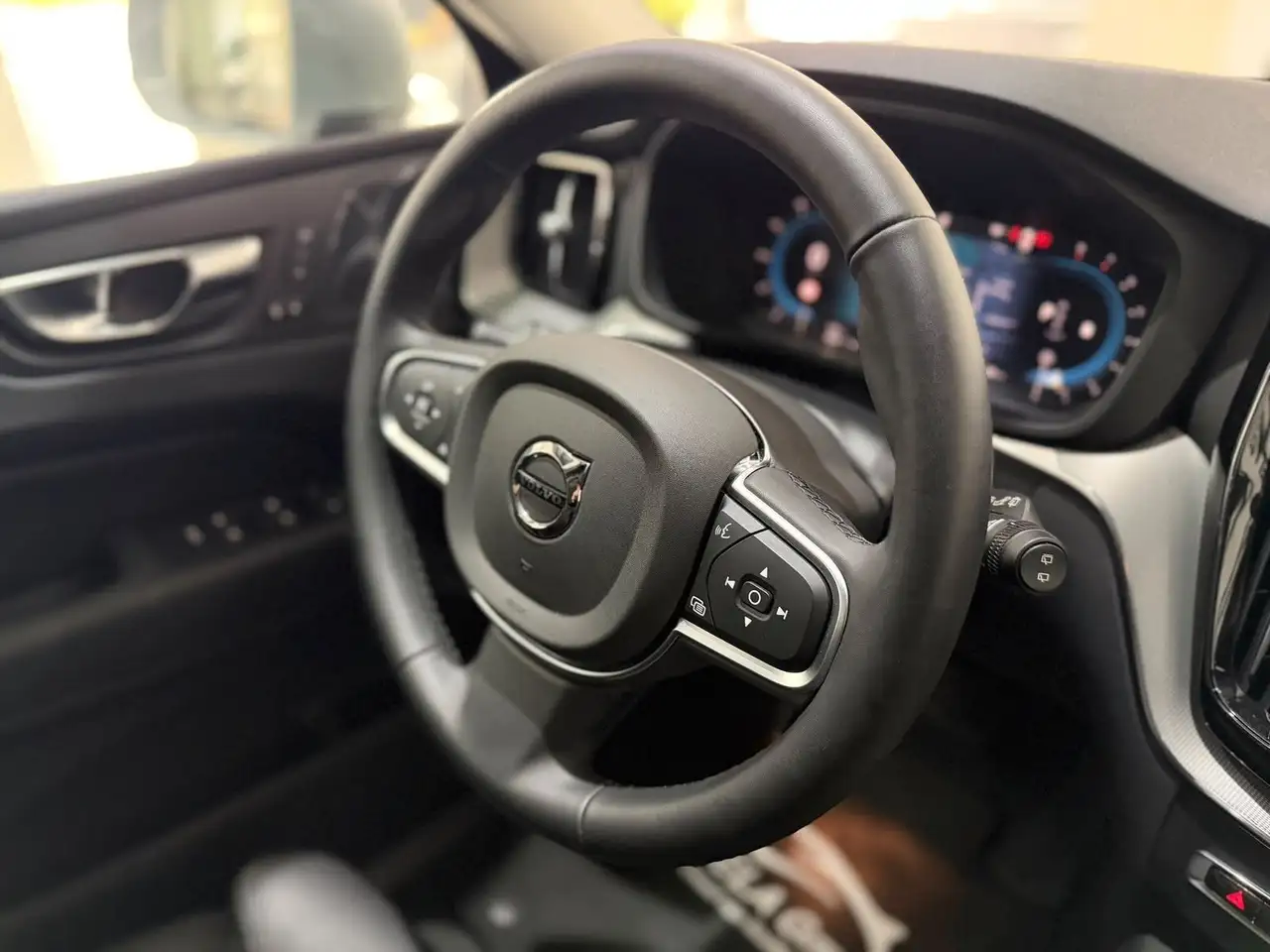 Volvo XC60 B5 Allrad 1.Hand|AHK|Kamera|LED|Garantie — Galería del vehículo 31
