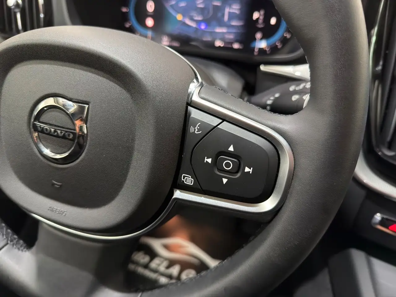 Volvo XC60 B5 Allrad 1.Hand|AHK|Kamera|LED|Garantie — Galería del vehículo 30