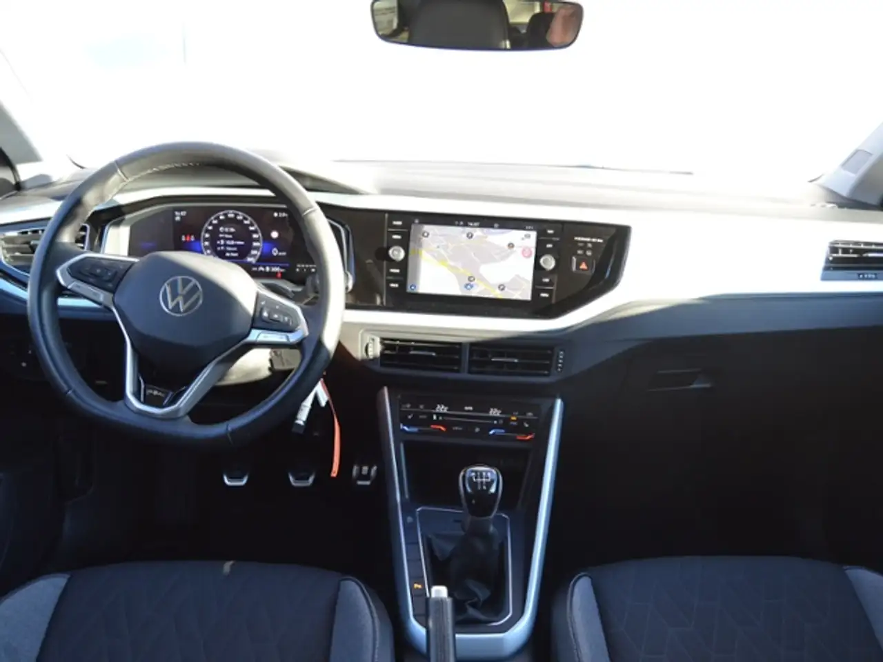 Volkswagen Polo 1.0 TSI 95 PS Goal LED/NAVI+VZE/ACC/CLIMATRONIC/S — Vehicle gallery 6