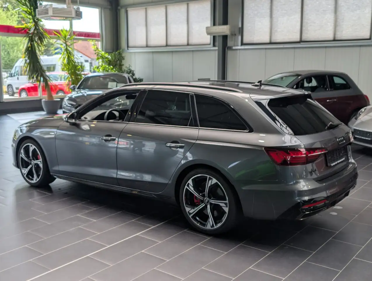 Audi A4 Avant 45 TFSI quattro S line edition — Vehicle gallery 2
