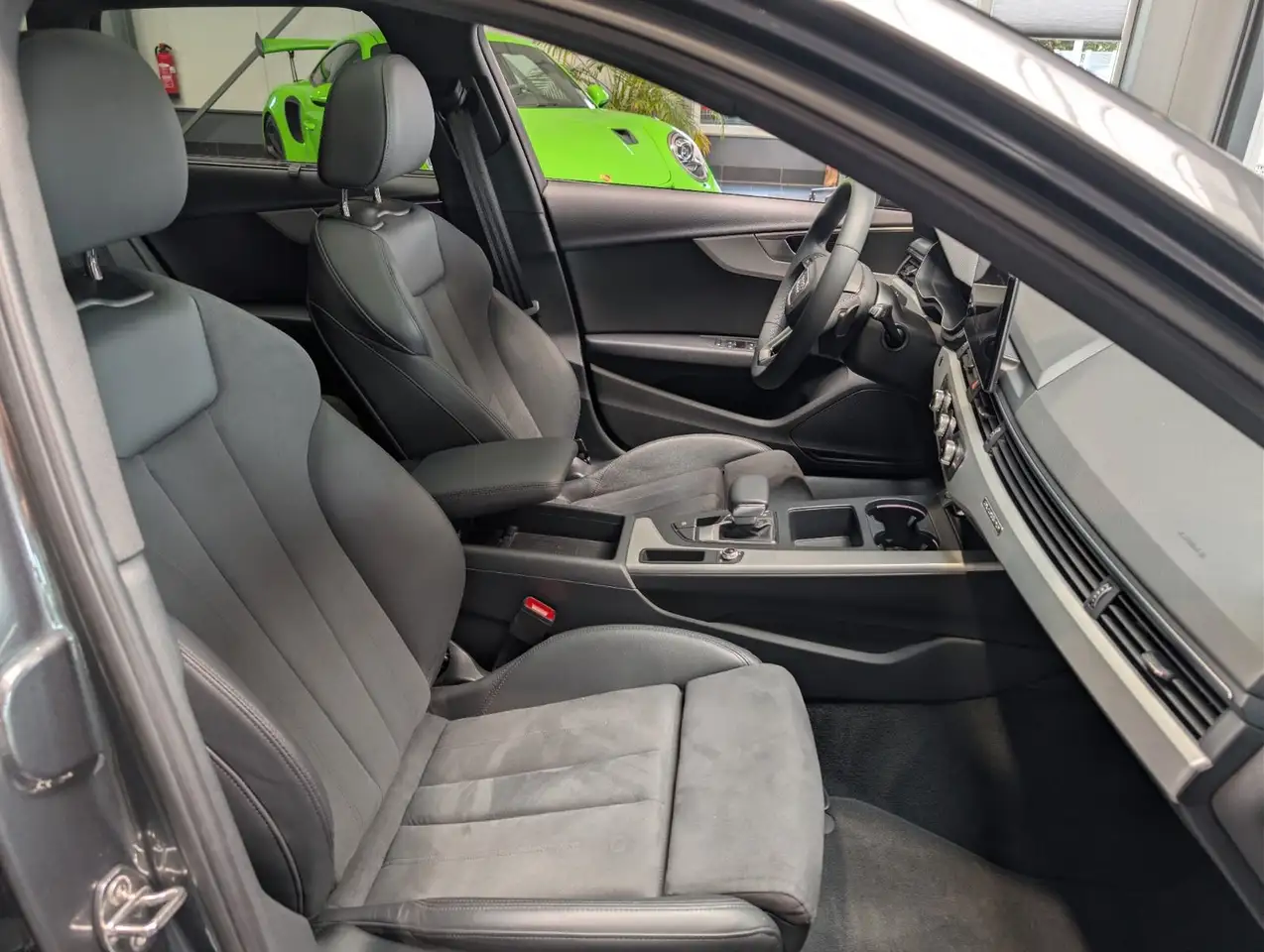 Audi A4 Avant 45 TFSI quattro S line edition — Vehicle gallery 13