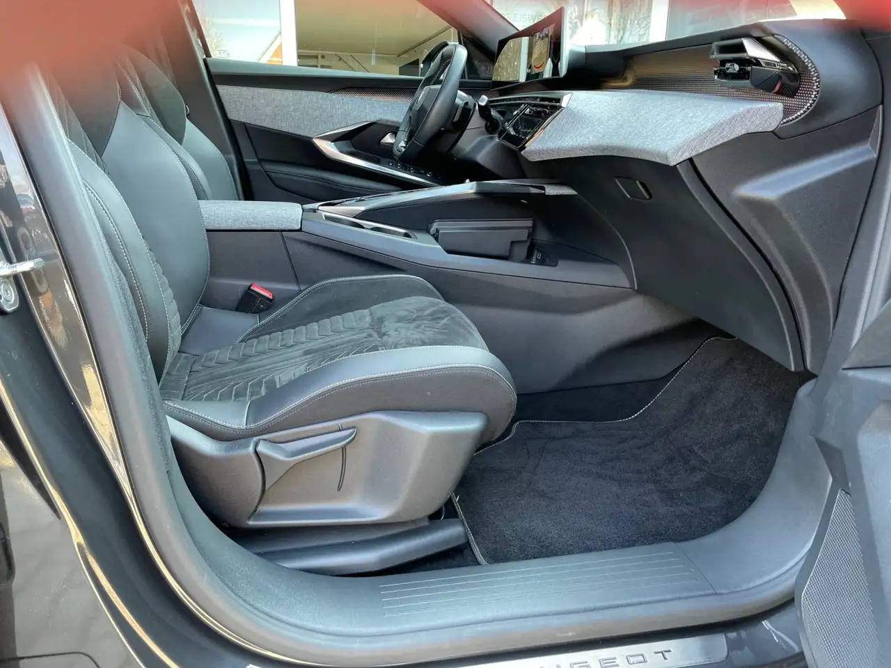 Peugeot 3008 Hybrid 145 e-DSC6 GT RFK mit 360° / FZH / SHZ — معرض صور السيارة 11