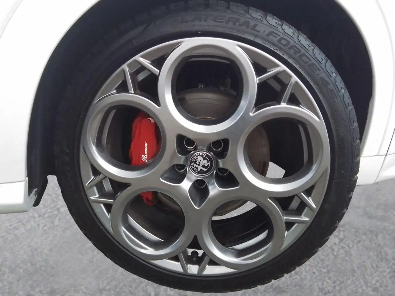 Alfa Romeo Tonale 1.5 Tributo Italiano — معرض صور السيارة 20