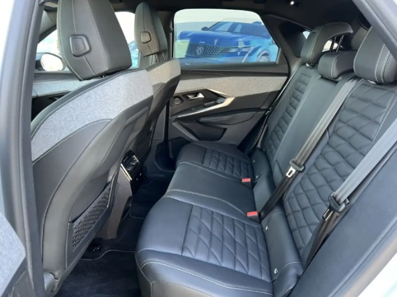 Peugeot 3008 Elektro 210 GT Leder Nappa Schiebedach FOCAL El. P — معرض صور السيارة 7