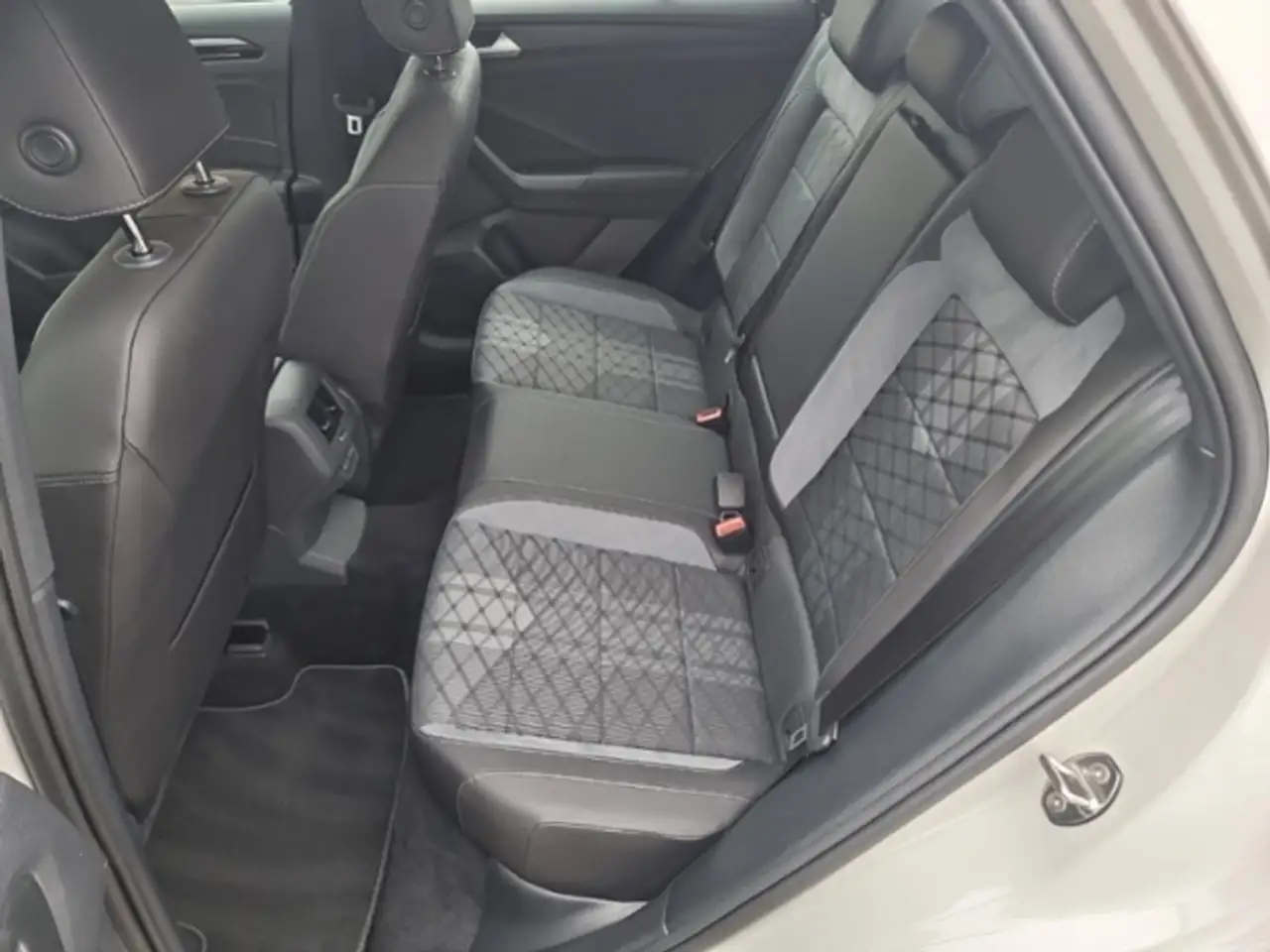 Volkswagen T-Roc 1.0 TSI R-LINE LED APP CONNECT SHZ PDC DAB KLIMA — Galería del vehículo 13