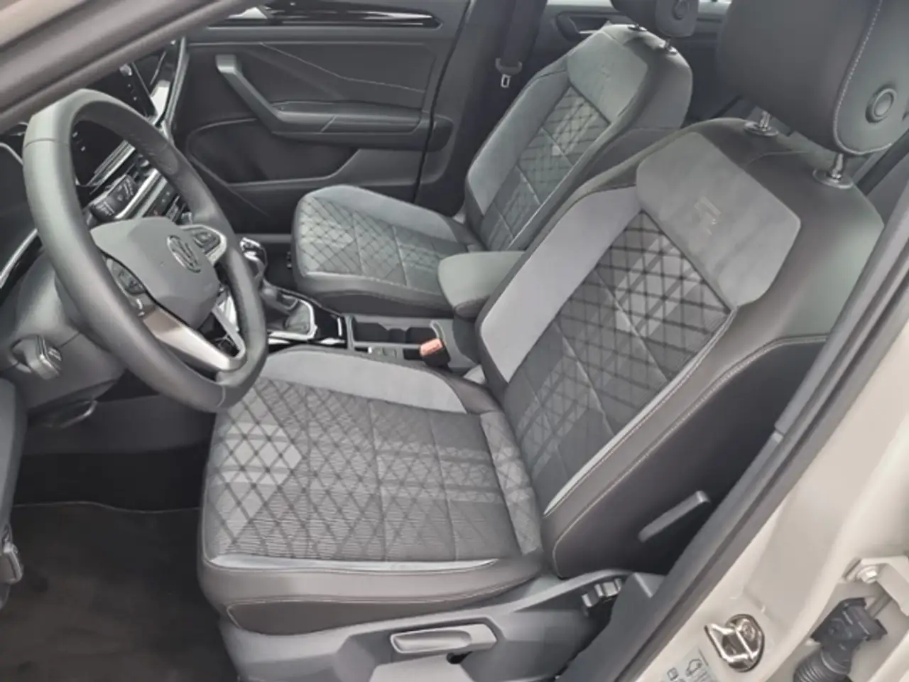 Volkswagen T-Roc 1.0 TSI R-LINE LED APP CONNECT SHZ PDC DAB KLIMA — Galería del vehículo 12