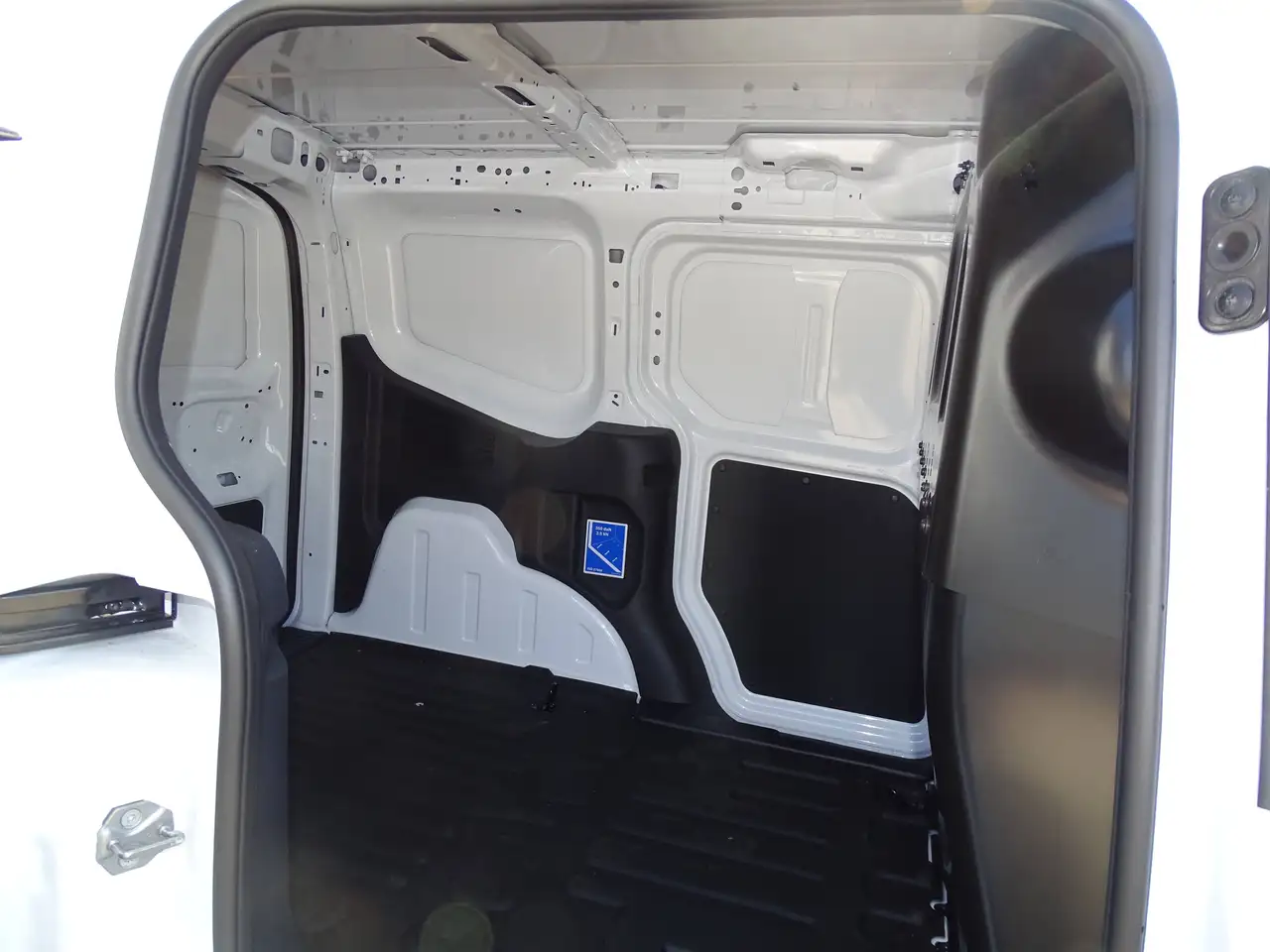 Ford Transit Courier Trend — معرض صور السيارة 11