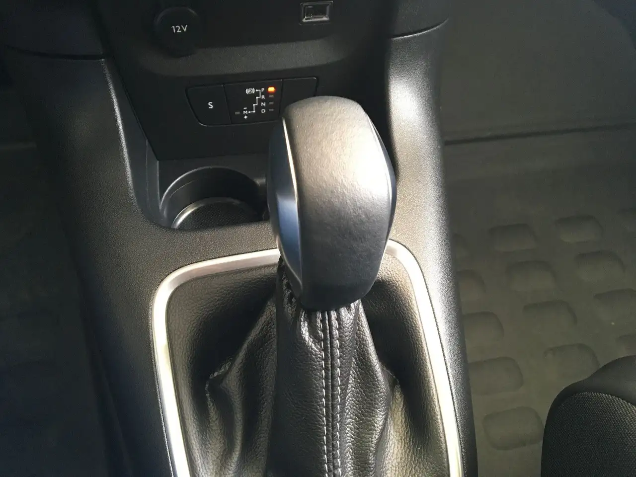 Citroen C3 1.2 Shine/Autom/19Tkm/Navi/Sitzh/LED/Allwette — Galería del vehículo 26