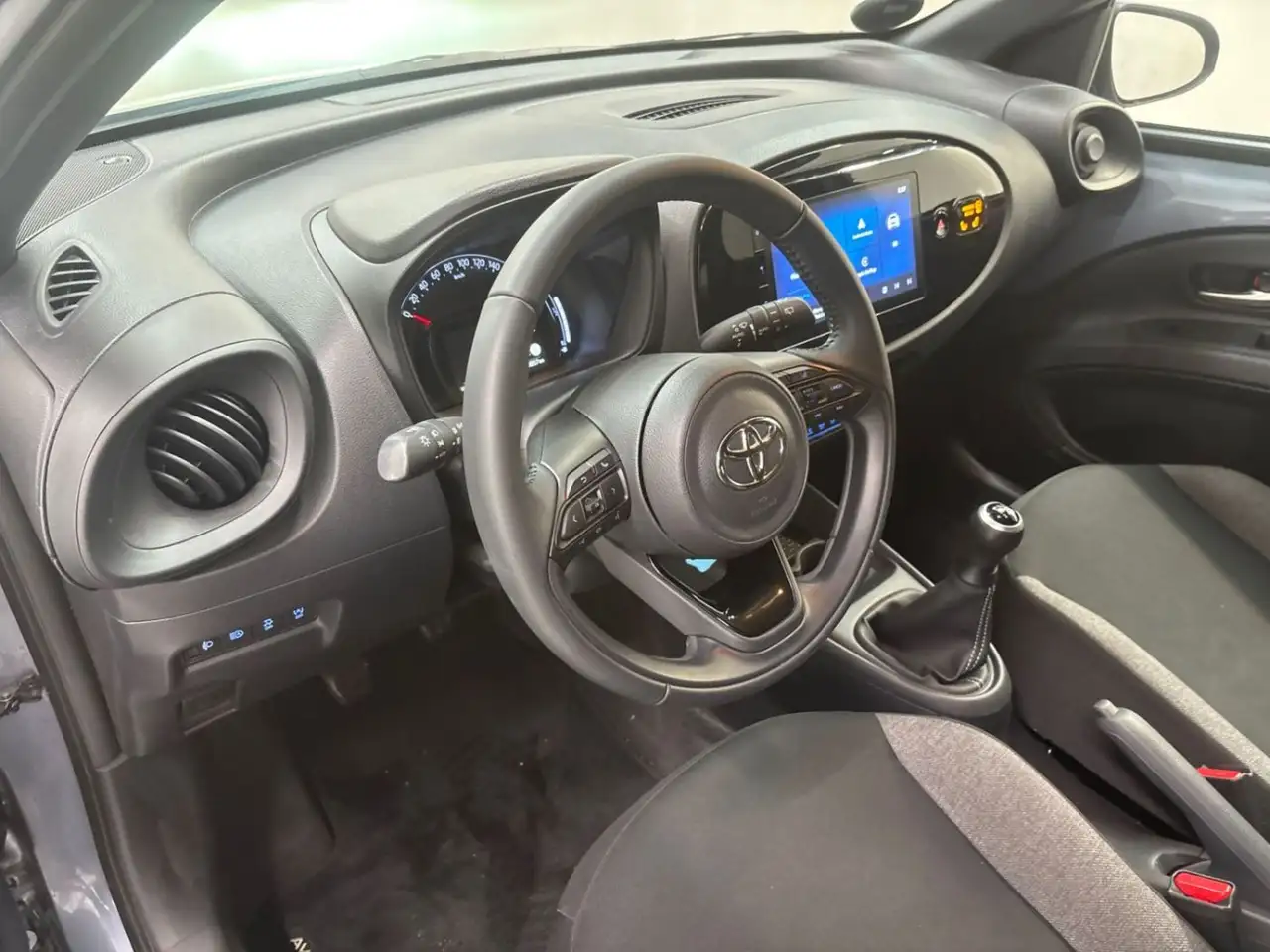 Toyota Aygo X 1.0 Active 8fach*RFK*SHzg*CARPLAY*LED* — Vehicle gallery 10