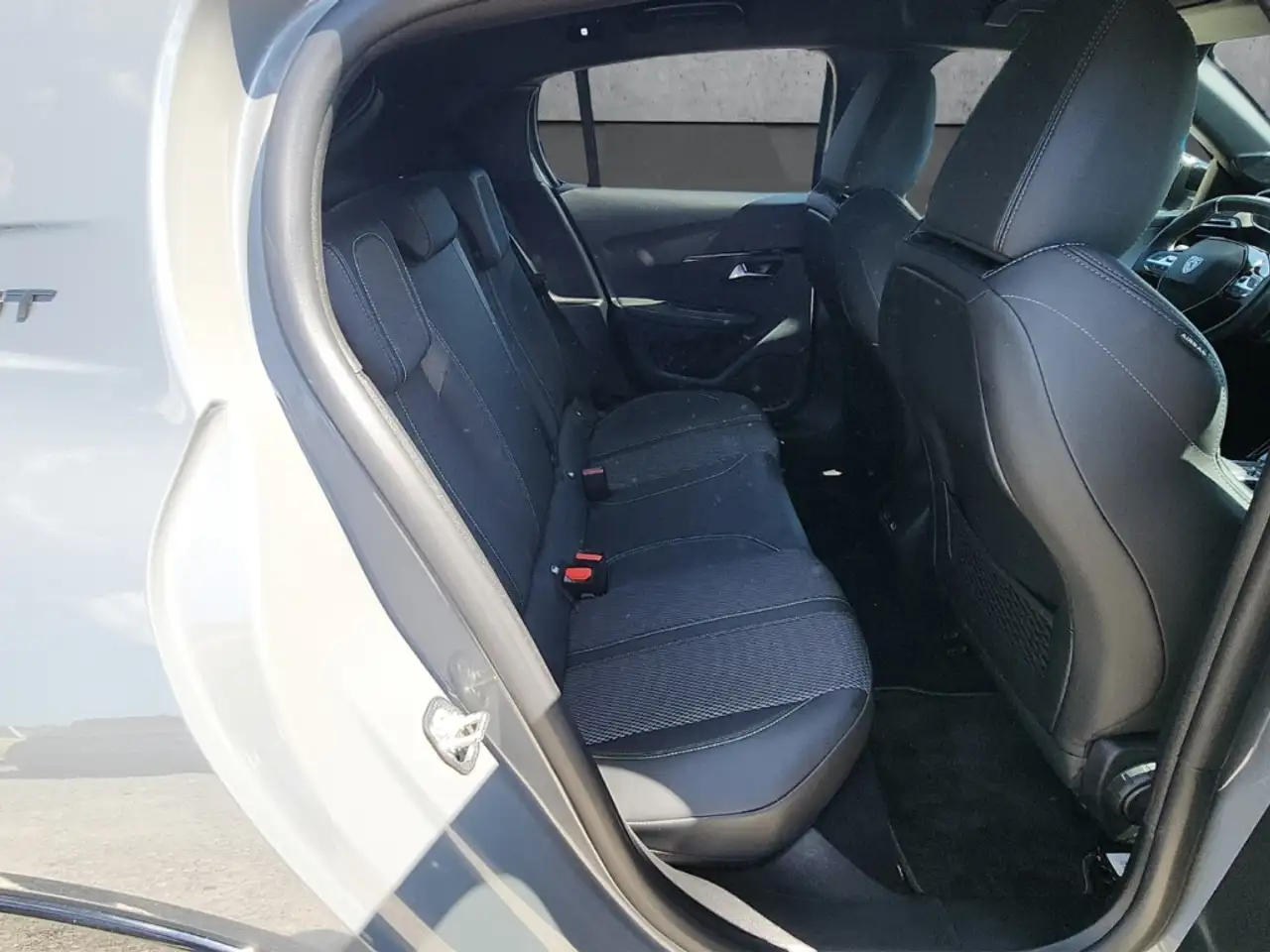 Peugeot 208 Hybrid 110 GT ACC Kamera LED CarPlay — Galerie du véhicule 14