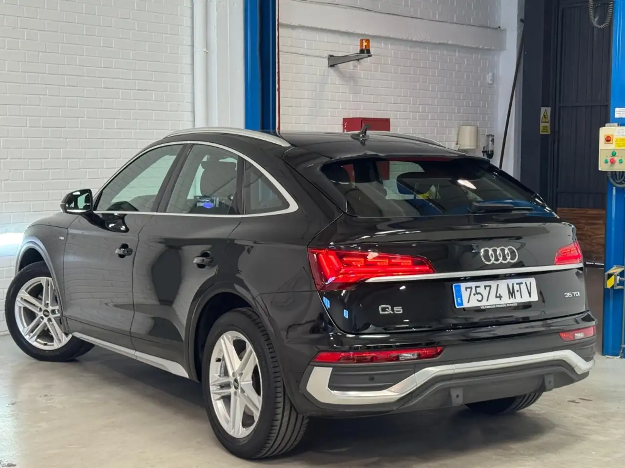 Audi Q5 35 TDI S line S tronic — Vehicle gallery 8