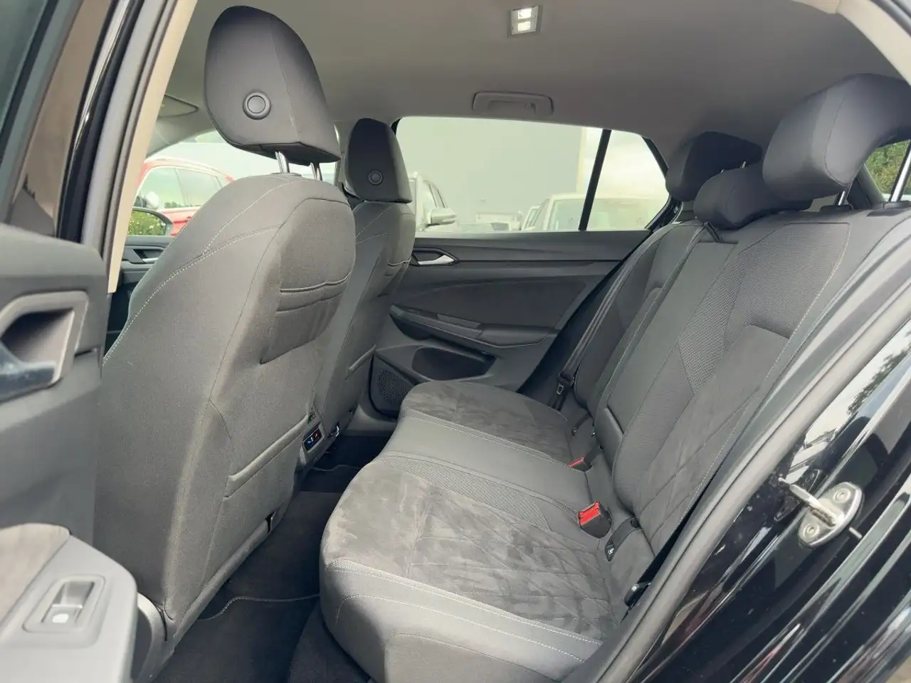 Volkswagen Golf VIII Style 1.5 eTSI DSG Navi Klima ACC SHZ — Galería del vehículo 8