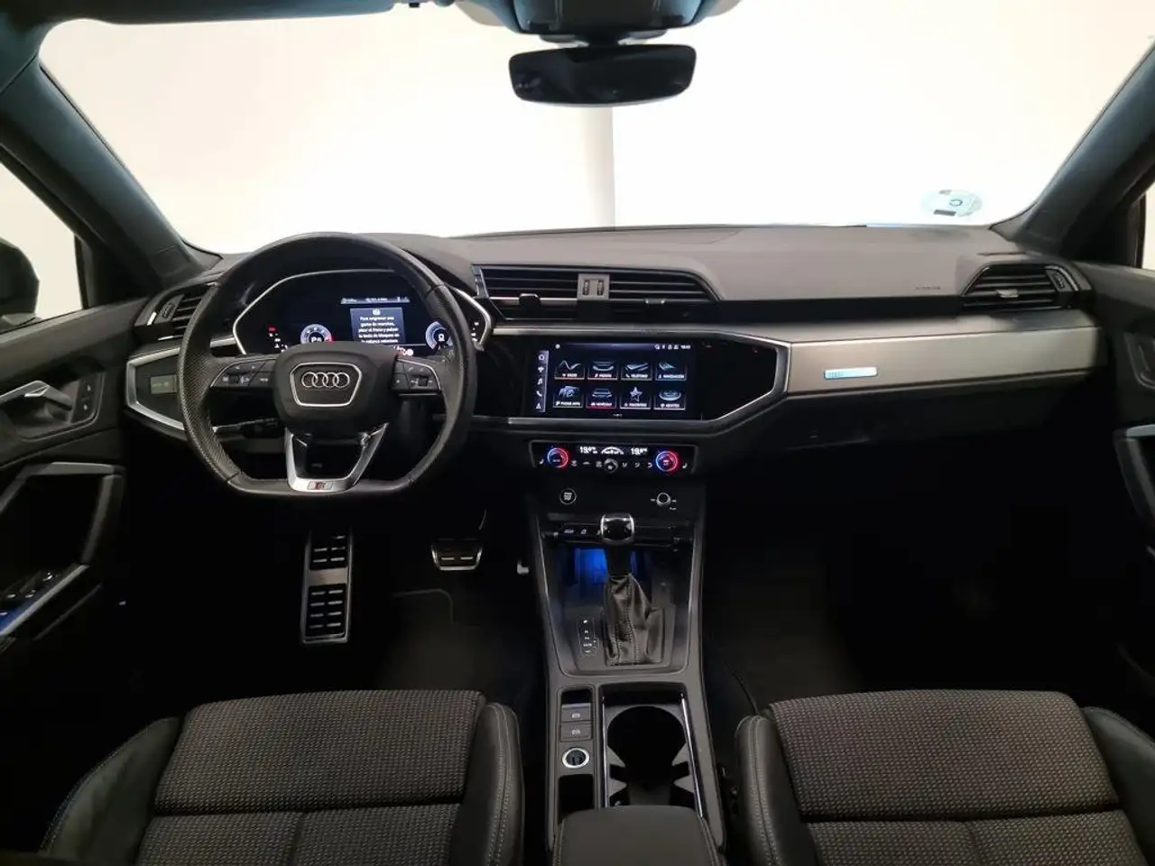 Audi Q3 35 TDI Black line S tronic 110kW — Vehicle gallery 7