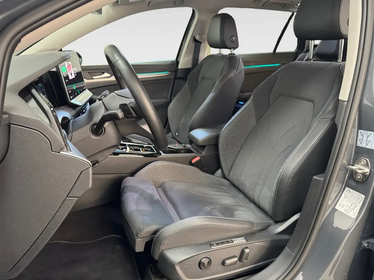 Volkswagen Golf Variant 1.5 eTSI DSG Style AHK Pano LED Kamera — معرض صور السيارة 8