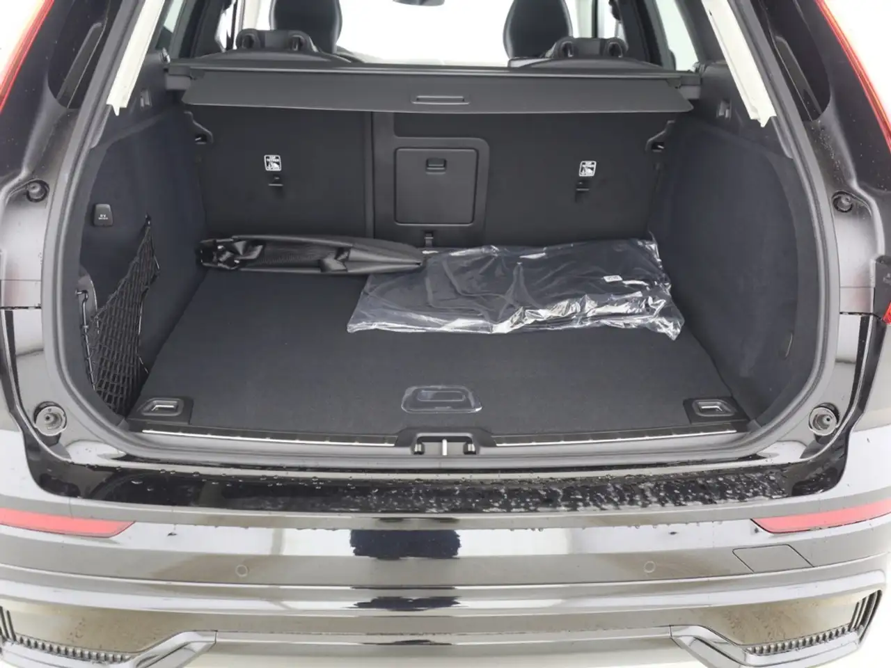 Volvo XC60 Ultra Dark Recharge Plug-In Hybrid AWD T8 Twin Eng — Galería del vehículo 9