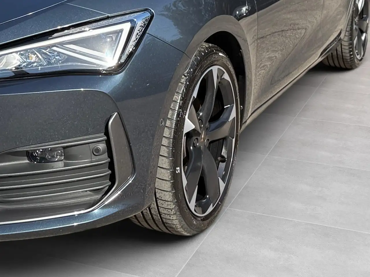 CUPRA Leon 1.5 eTSI DSG NAVI ACC LED SHZ Kamera — Vehicle gallery 3