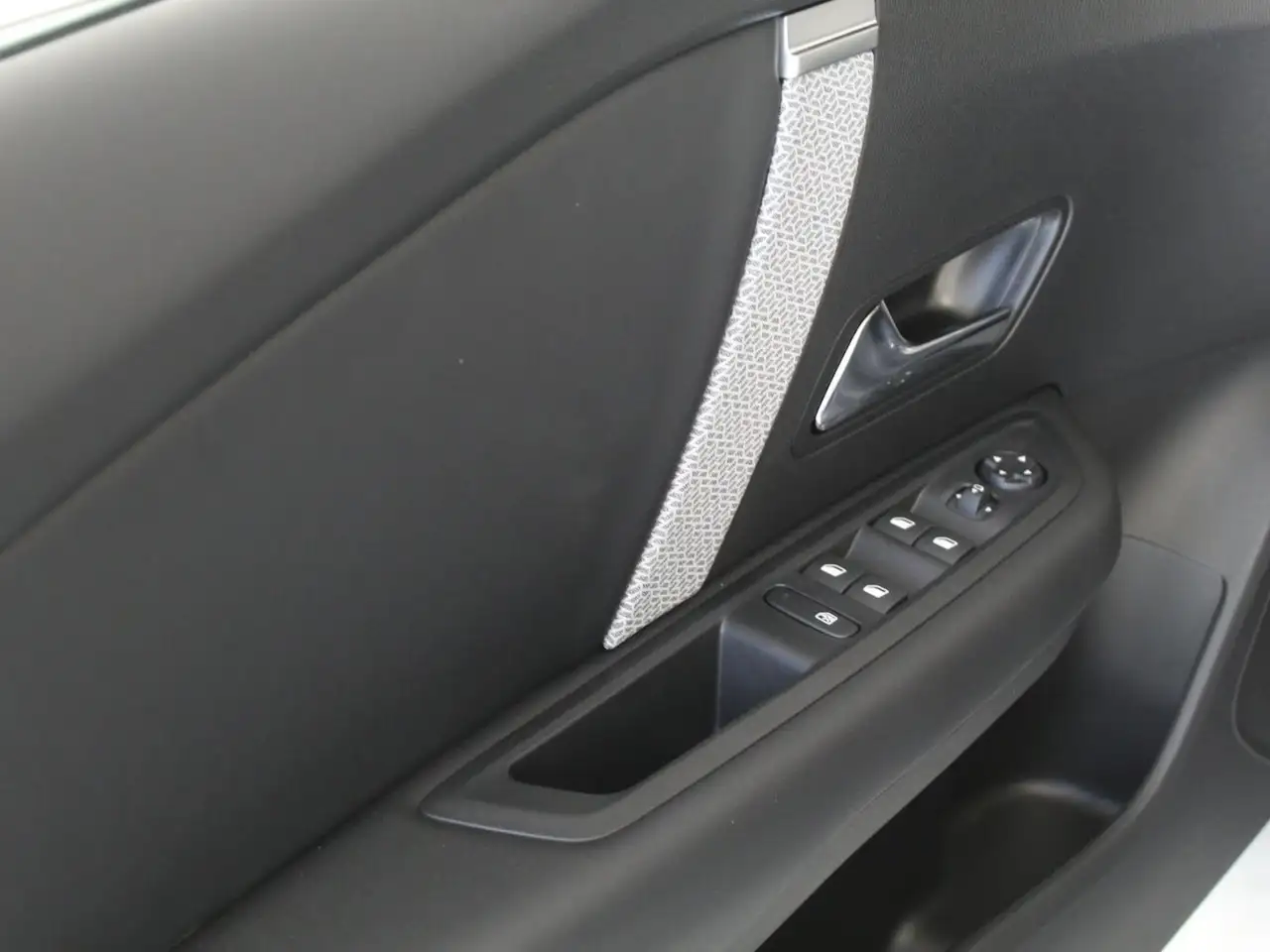 Citroen C4 MAX PT130 EAT LED Navi 360 Grad Kamera Head Up Alc — معرض صور السيارة 8
