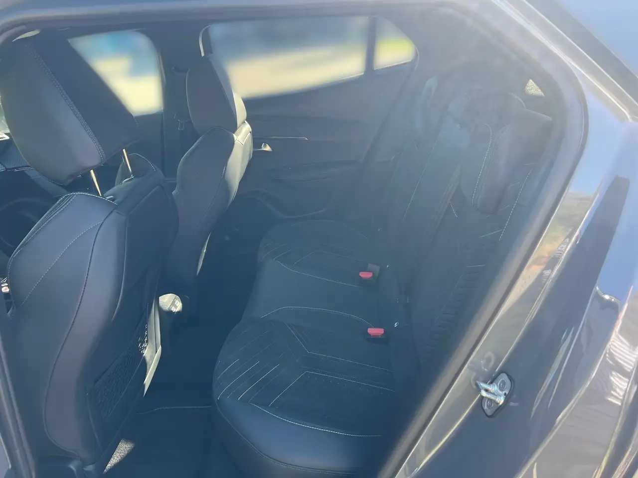 Peugeot 2008 1.2 PureTech 130 GT KeyLess LED Navi PDC — Galerie du véhicule 8