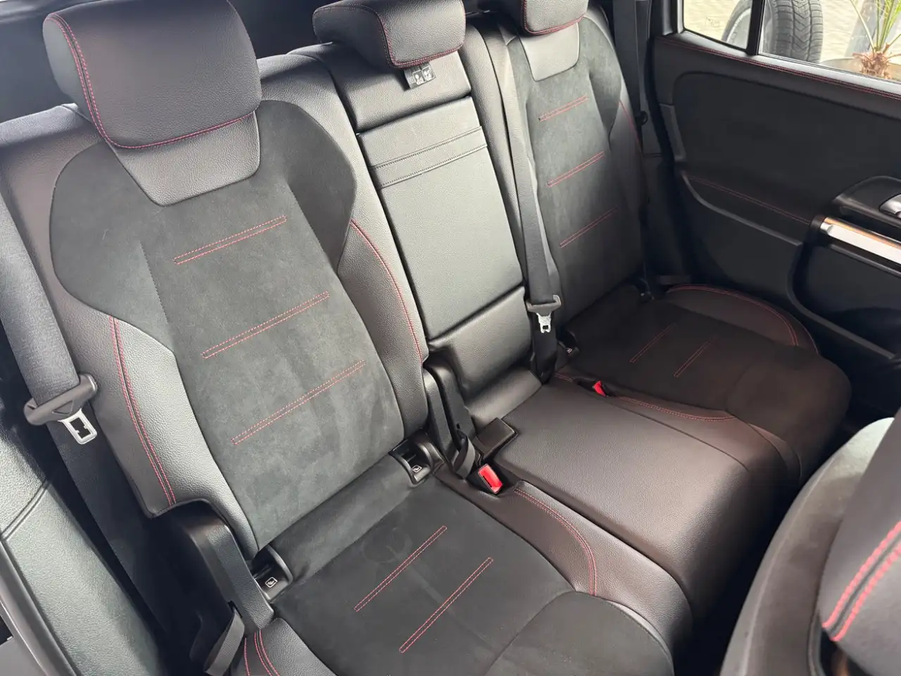 Mercedes-Benz GLB 200 4Matic AMG+Pano+Keyless GO+DISTRONIC — Galería del vehículo 13