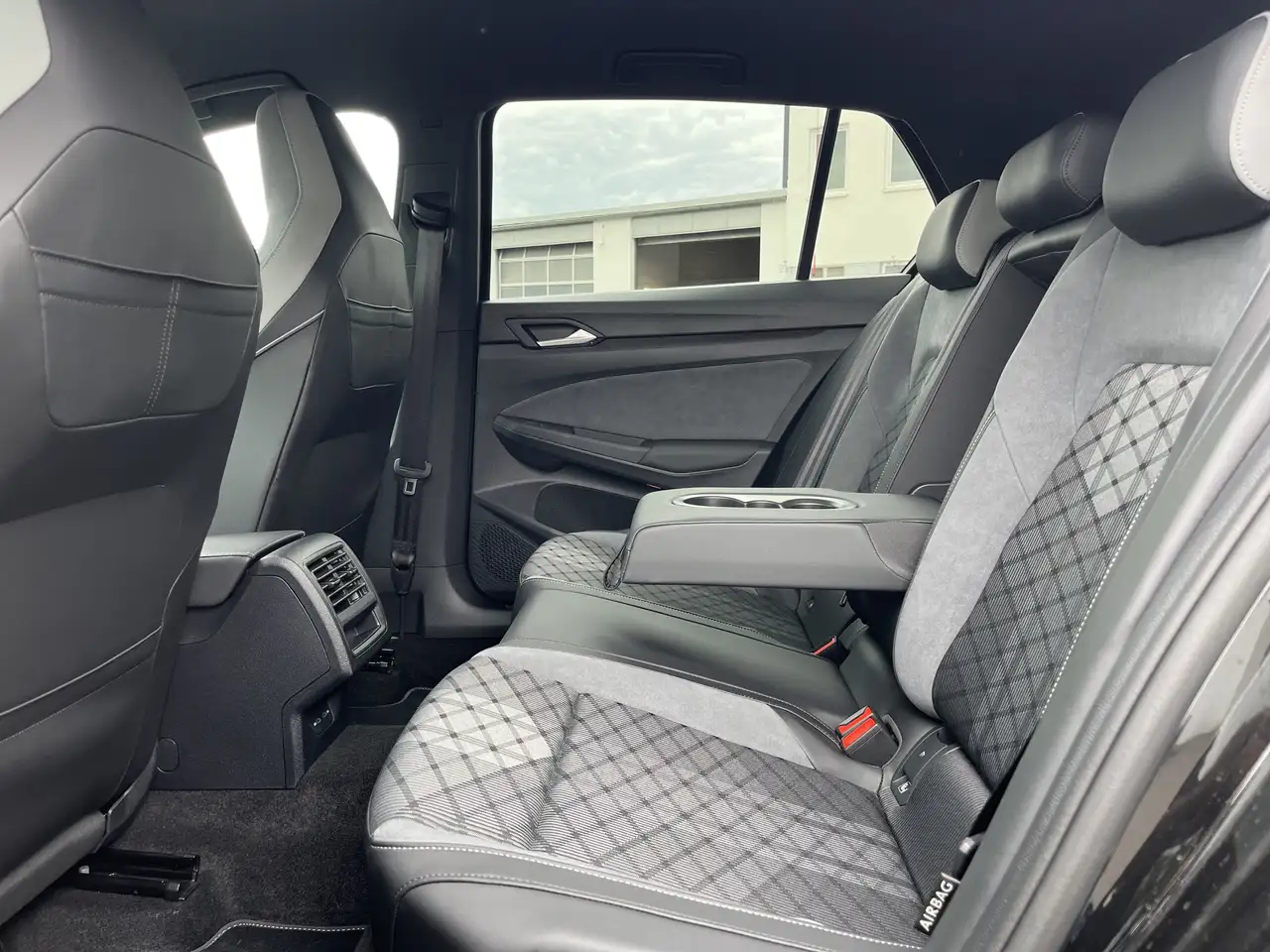 Volkswagen Golf 1.5 TSI DSG R-Line Blackline Style 2,99% Fin. AHK — معرض صور السيارة 17