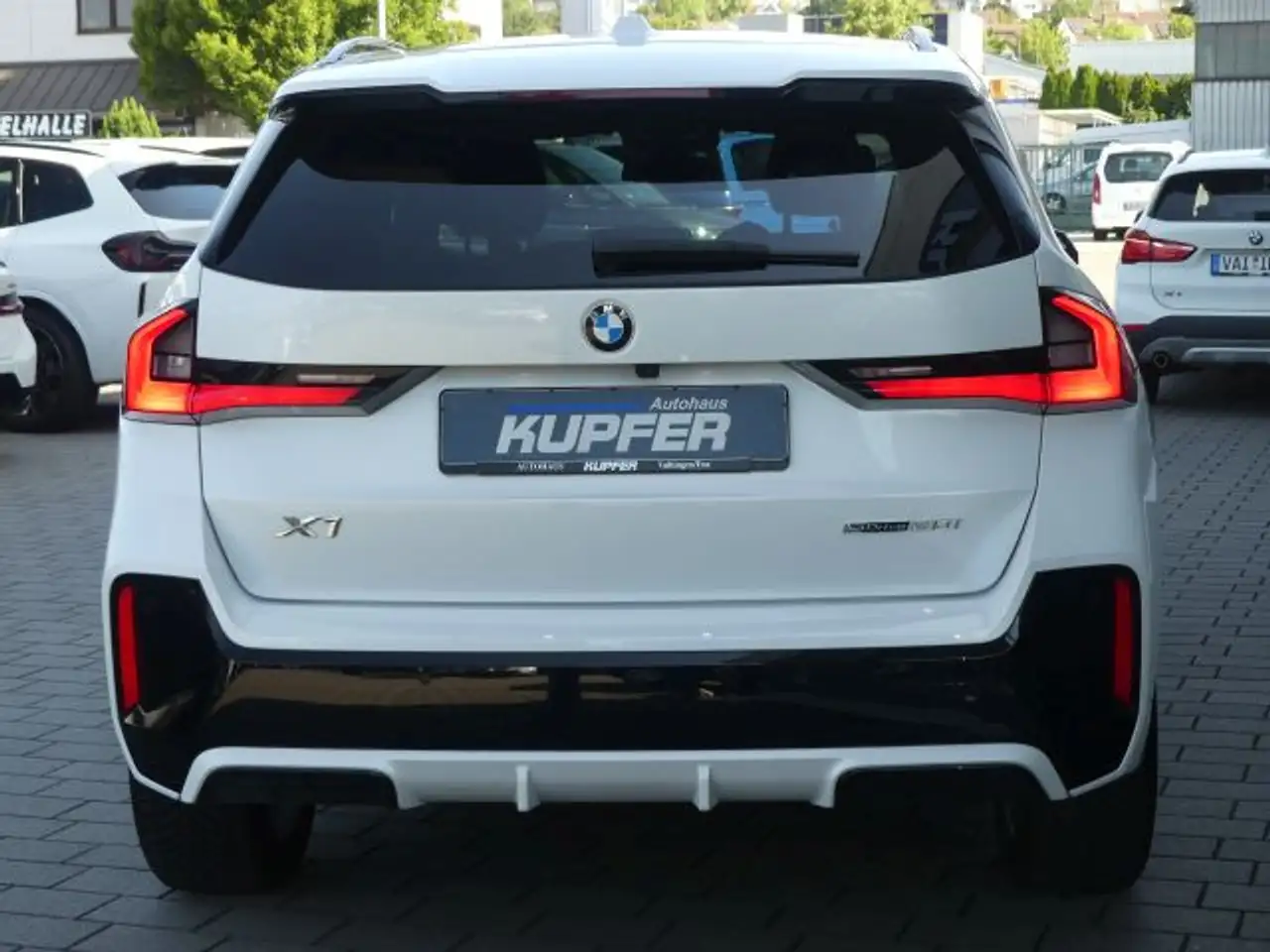 BMW X1 sDrive20iM Sport Pano°elSitz°HUP+Harm.Kard — معرض صور السيارة 4