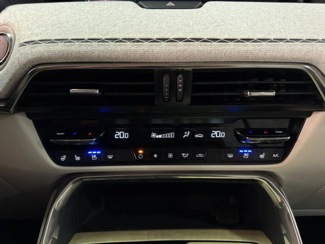Mazda CX-60 2.5L e-Skyactiv-G PHEV Takumi AWD — Vehicle gallery 38