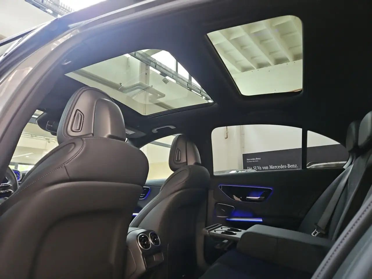 Mercedes-Benz C 300 4M AMG Night AHK Pano LED 360 Memory Sport — معرض صور السيارة 17