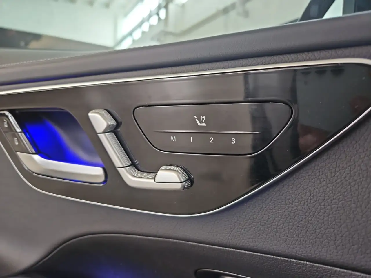 Mercedes-Benz C 300 4M AMG Night AHK Pano LED 360 Memory Sport — معرض صور السيارة 13