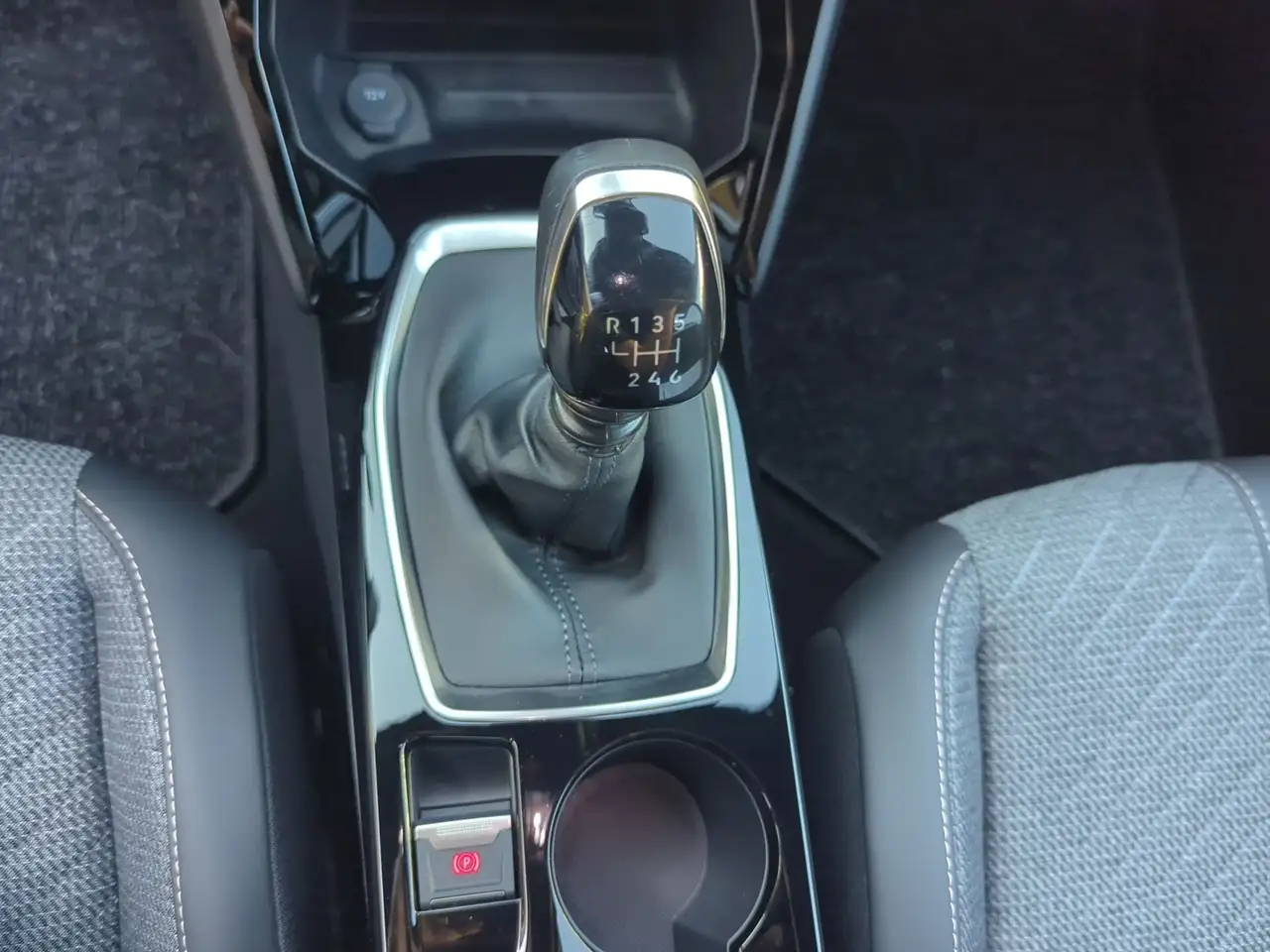 Peugeot 2008 1.2 PureTech 100 Allure LED PDC Kamera — Vehicle gallery 20