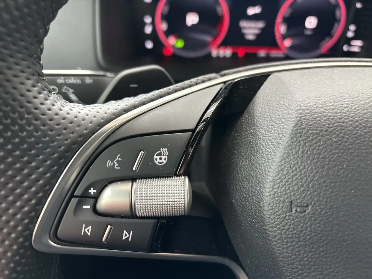 Skoda Karoq 1.5 SPORTLINE AHK CAM LM18 MATRIX E-KLAPPE — Galerie du véhicule 19
