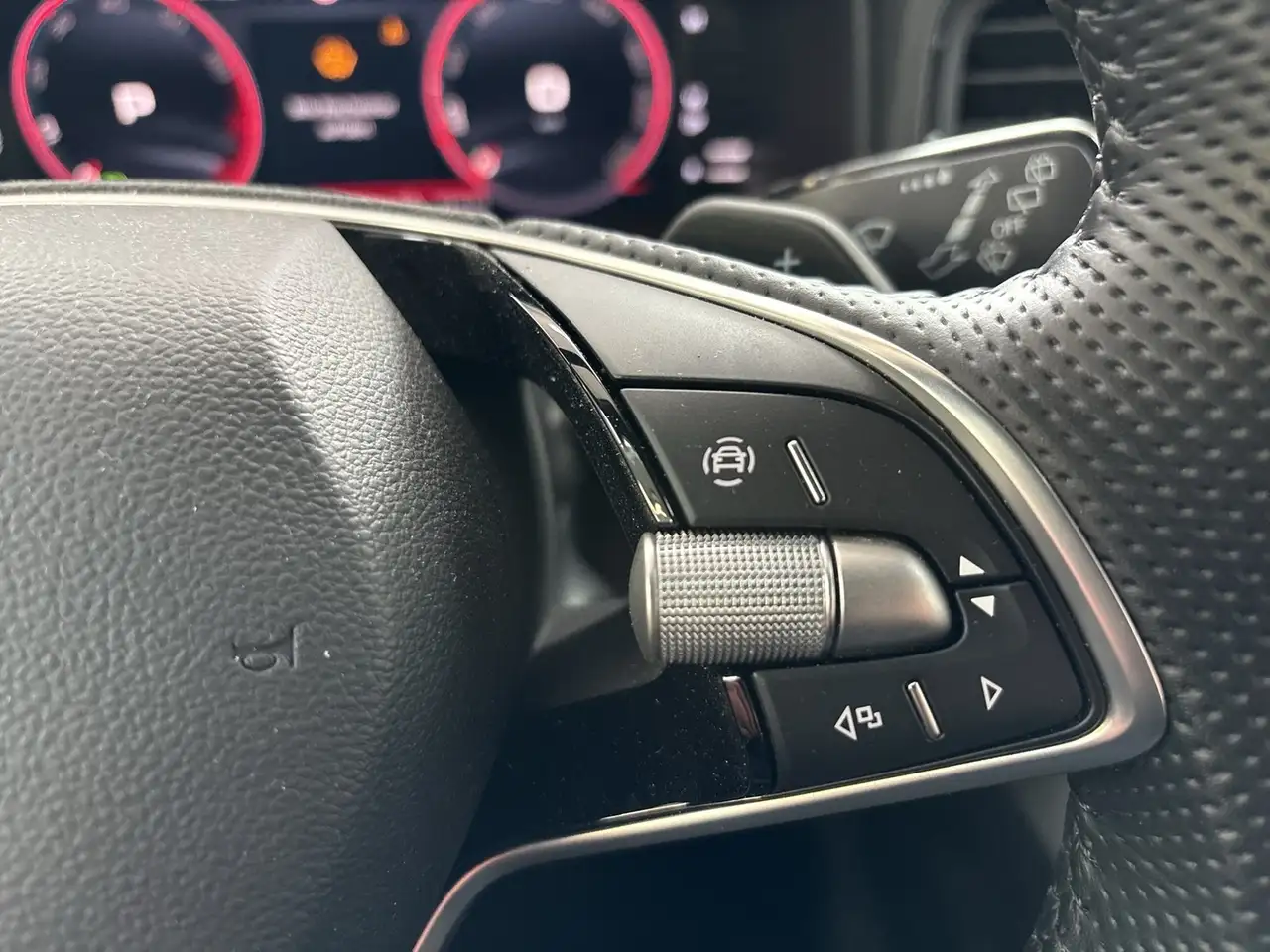 Skoda Karoq 1.5 SPORTLINE AHK CAM LM18 MATRIX E-KLAPPE — Galerie du véhicule 20
