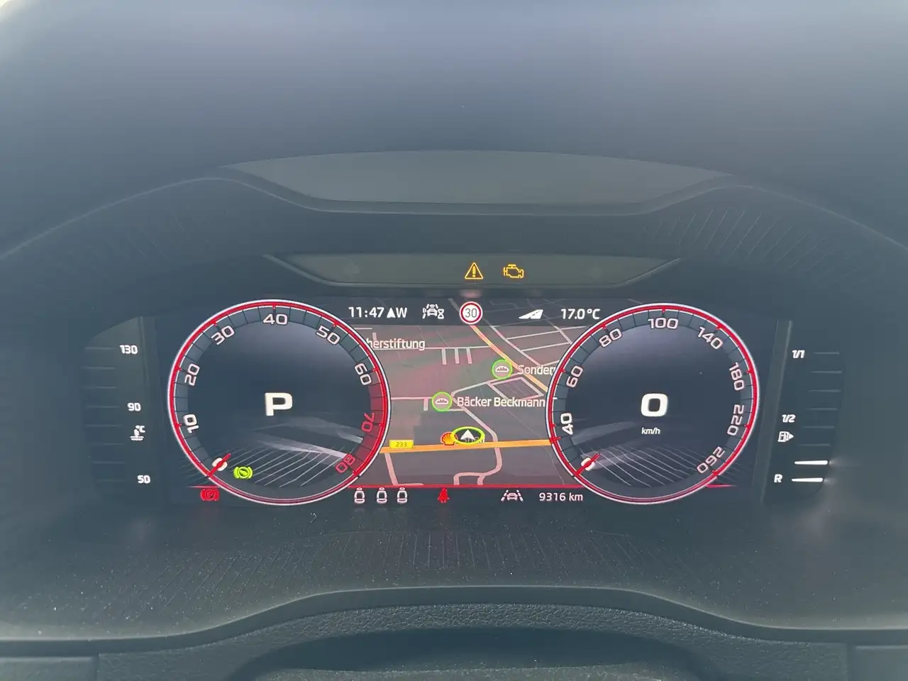 Skoda Karoq 1.5 SPORTLINE AHK CAM LM18 MATRIX E-KLAPPE — Galerie du véhicule 13