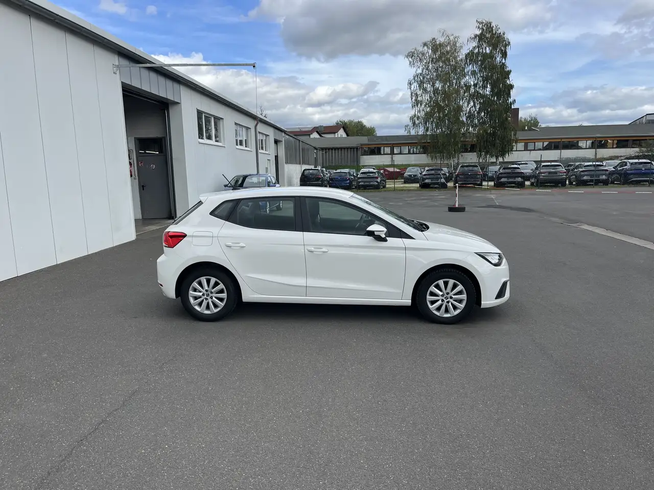 SEAT Ibiza 1.0 TSI DSG Style 104€ m.20% Anz. LED PDC SHZ Cl — Vehicle gallery 6