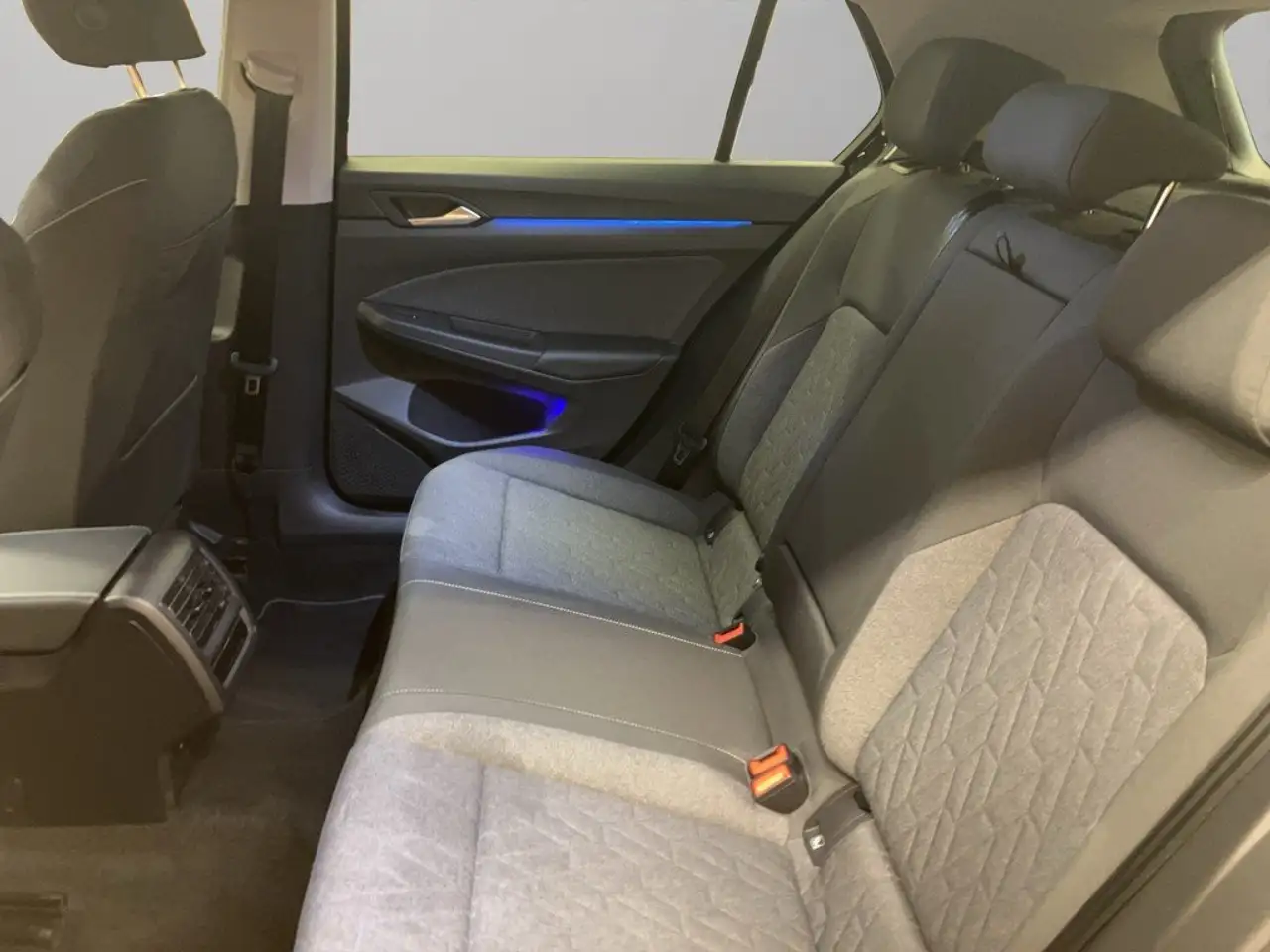 Volkswagen Golf VIII 1.0 TSI DSG Life GRA LED — Galería del vehículo 14