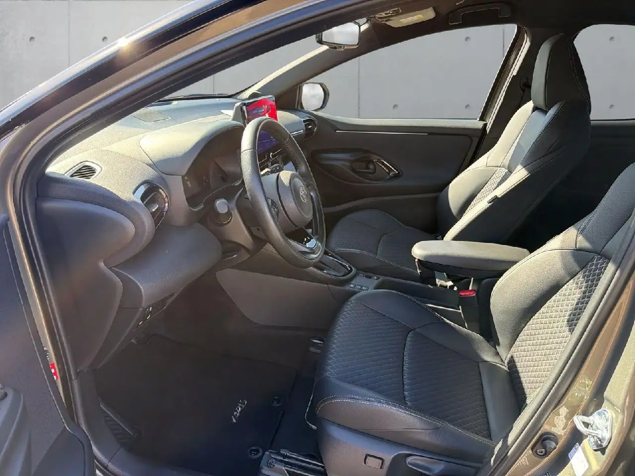 Toyota Yaris Hybrid Style Plus — معرض صور السيارة 9