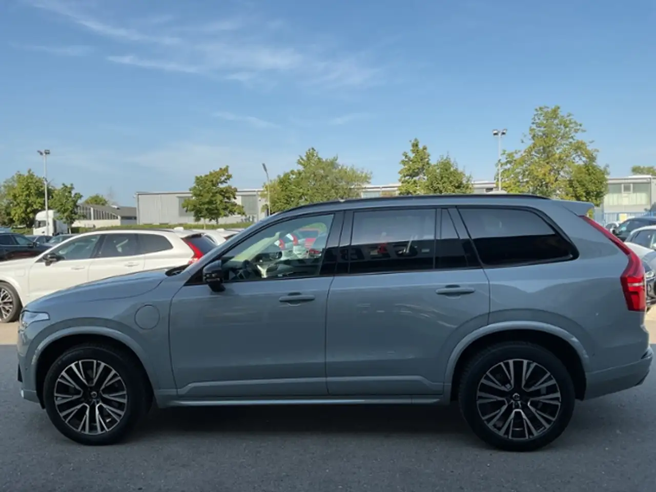 Volvo XC90 T8 Plus Dark Plug-In AHK PANO 360° ACC 20" — Galería del vehículo 4
